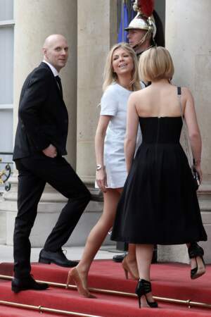 Laurence Auzière, sa fille Emma et son compagnon Matthieu, arrivent au palais de l'Élysée pour la cérémonie d'investiture du président de la République à Paris, le 7 mai 2022
