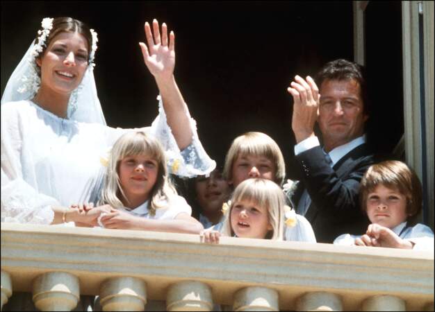 La princesse Caroline de Monaco et son mari Philippe Junot saluent la foule depuis le balcon de leur château à Monte-Carlo