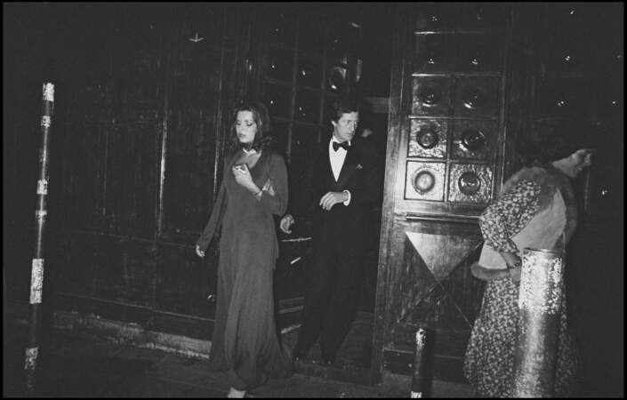 La princesse Caroline de Monaco et Philippe Junot sortant d'une soirée Chez Castel à Paris en 1977
