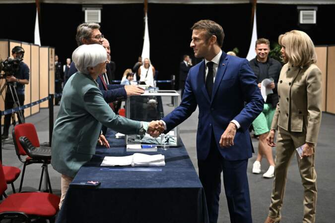 Emmanuel Macron salue les assesseurs du bureau de vote de la salle des Quatre Saisons au Touquet lors du premier tour des législatives, le 30 juin 2024