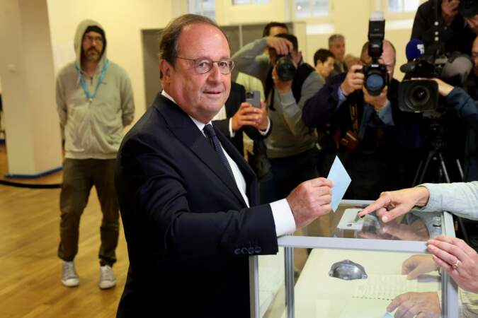 François Hollande vote pour le premier tour des législatives à Tulle en Corrèze, le 30 juin 2024.