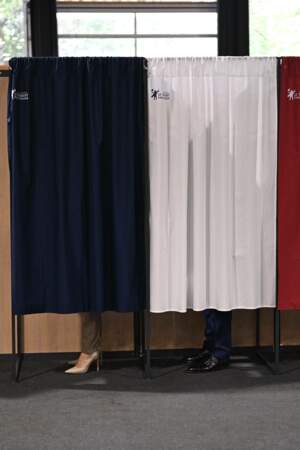 Emmanuel et Brigitte Macron à la salle des Quatre Saisons au Touquet afin de voter pour le premier tour des législatives, le 30 juin 2024