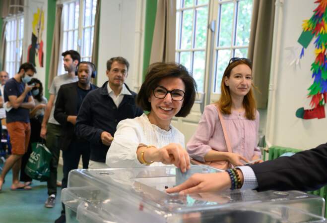 Rachida Dati dépose son bulletin de vote pour le premier tour des législatives à Paris, le 30 juin 2024.