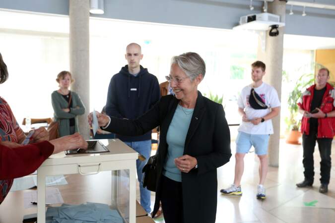 Elisabeth Borne vote pour le premier tour des législatives à Vire-Evrecy dans le Calvados, le 30 juin 2024.