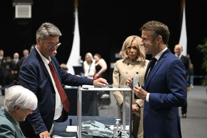 Emmanuel Macron s'est déplacé avec son épouse Brigitte Macron à la salle des Quatre Saisons au Touquet pour le premier tour des législatives, le 30 juin 2024