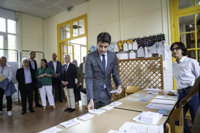Gabriel Attal vote pour le premier tour des législatives à Vanves dans les Hauts-de-Seine, le 30 juin 2024.