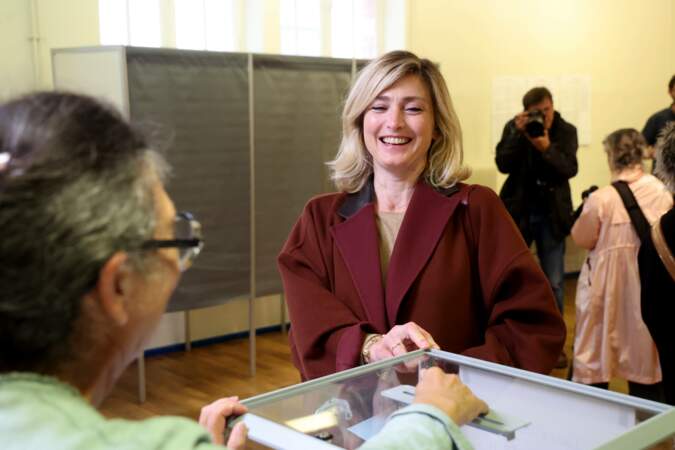 Julie Gayet vote pour le premier tour des législatives à Tulle en Corrèze, le 30 juin 2024.