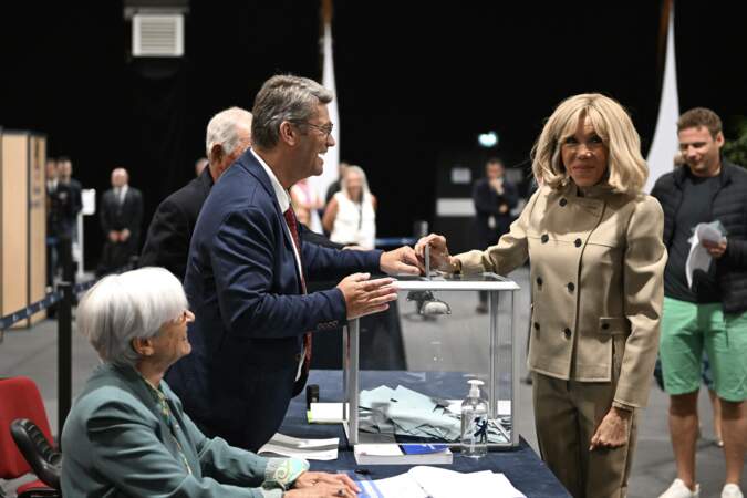 Brigitte Macron dépose son vote dans l'urne pour le premier tour des élections législatives à la salle des Quatre Saisons au Touquet, le 30 juin 2024