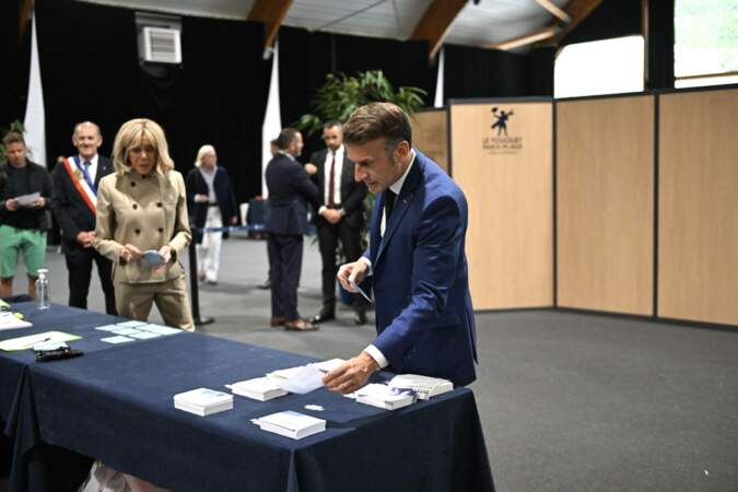 Brigitte et Emmanuel Macron votent au premier tour des élections législatives à la salle des Quatre Saisons au Touquet, le 30 juin 2024