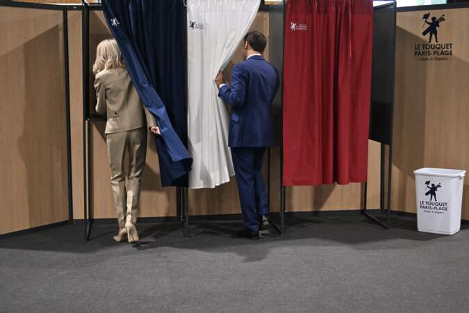 Emmanuel Macron et sa femme Brigitte Macron votent pour le premier tour des législatives à la salle des Quatre Saisons au Touquet, le 30 juin 2024