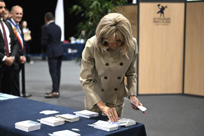 Brigitte Macron vote pour le premier tour des législatives à la salle des Quatre Saisons au Touquet, le 30 juin 2024