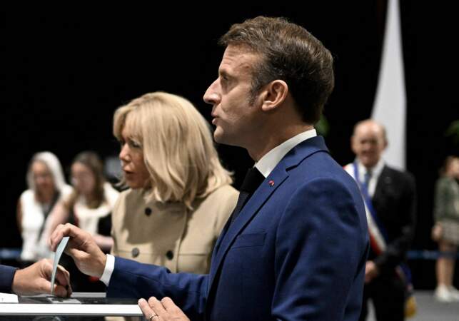 Emmanuel Macron s'apprête à voter pour le premier tour des législatives à la salle des Quatre Saisons au Touquet, le 30 juin 2024