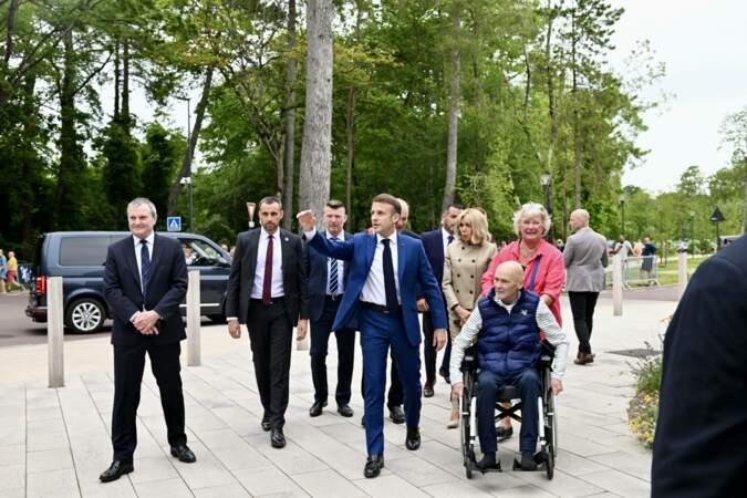 Le président de la République et son épouse se dirigent vers la salle des Quatre Saisons au Touquet, pour les élections législatives, le 30 juin 2024