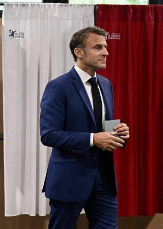 Emmanuel Macron se dirige vers l'urne pour le premier tour des législatives à la salle des Quatre Saisons au Touquet, le 30 juin 2024