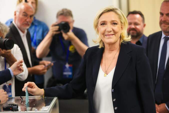 Marine le Pen vote pour le premier tour des législatives à Henin Beaumont dans le Pas-de-Calais, le 30 juin 2024.