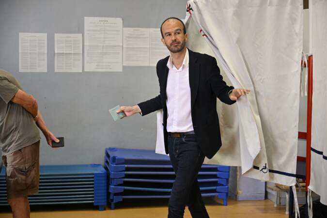Manuel Bompard dans l'isoloir pour le premier tour des législatives à Marseille, le 30 juin 2024.