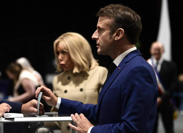 Emmanuel et Brigitte Macron votent pour le premier tour des élections législatives à la salle des Quatre Saisons au Touquet, le 30 juin 2024