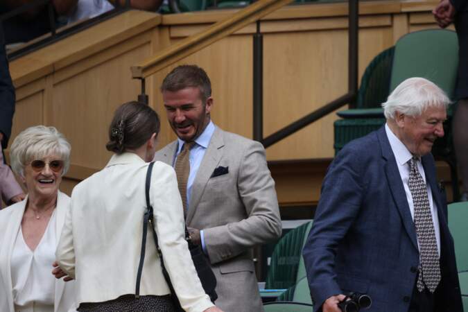 Le rédacteur scientifique Sir David Attenborough a salué la famille Beckham avec son épouse, Susan, lundi 1ᵉʳ juillet à Londres.  