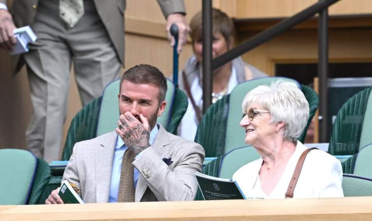 Souvent accompagné par son épouse, Victoria Beckham, ou par ses enfants, l’ancien footballer a choisi de venir avec sa mère, Sandra, lundi 1ᵉʳ juillet à Londres. 