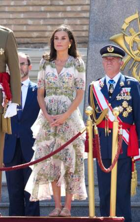 La reine Letizia d’Espagne en robe fleurie asymétrique Maje lors lors de la cérémonie de remise des médailles à la nouvelle classe des sous-officiers de l'armée et de la Garde civile à Zaragoza, le 3 juillet 2024