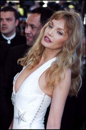 Arielle Dombasle lors de la montée des marches du film "Marie Antoinette" de Sofia Coppola au 59ᵉ Festival de Cannes en 2006. 