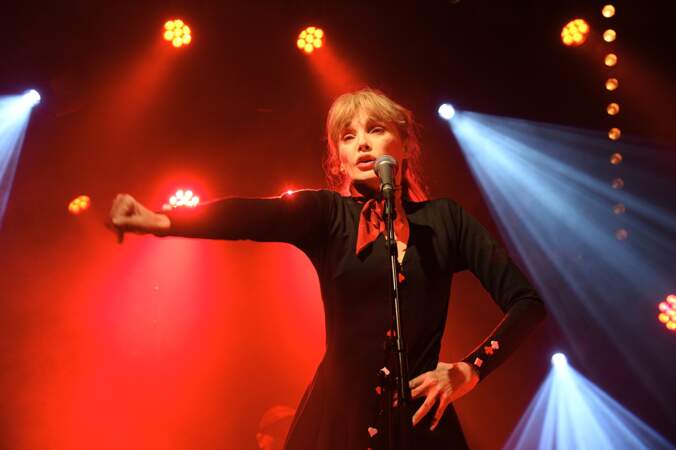 Arielle Dombasle performe lors d'un showcase privé avec The Hillbilly Moon Explosion, dans la mythique salle de concert parisienne du Bus Palladium, en 2015. 