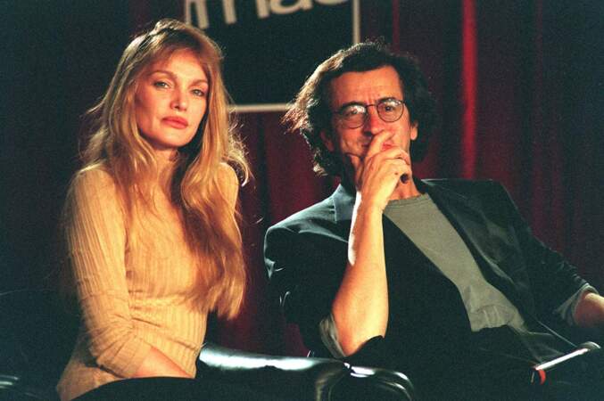 Arielle Dombasle en compagnie de Bernard-Henri Lévy lors d'une rencontre autour du film "Le jour et la nuit" à Paris en 1997. 