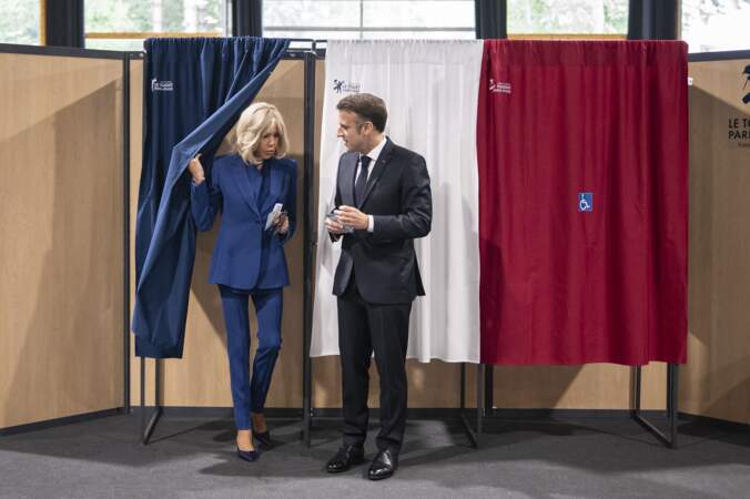 Brigitte Macron en costume bleu aux côtés d'Emmanuel Macron lors du vote du deuxième tour des élections législatives au Touquet, le 7 juillet 2024