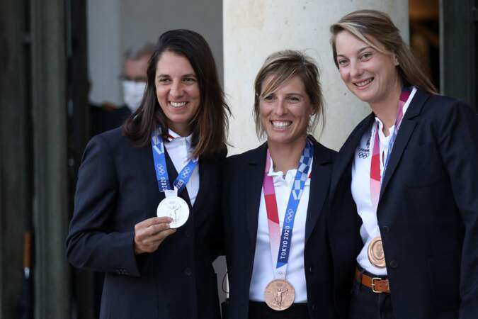 Charline Picon et les athlètes médaillées de voile Camille Lecointre et Aloise Retornaz à l'Elysée, en 2021