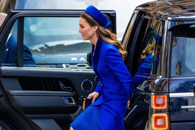 Kate Middleton descend de sa Land Rover pour se rendre au service annuel du Commonwealth à l'abbaye de Westminster à Londres, le 14 mars 2022