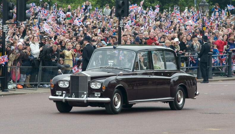 Kate Middleton dans une Rolls-Royce Phantom VI avec son père Michael Middleton lors de son mariage avec le prince William le 29 avril 2011