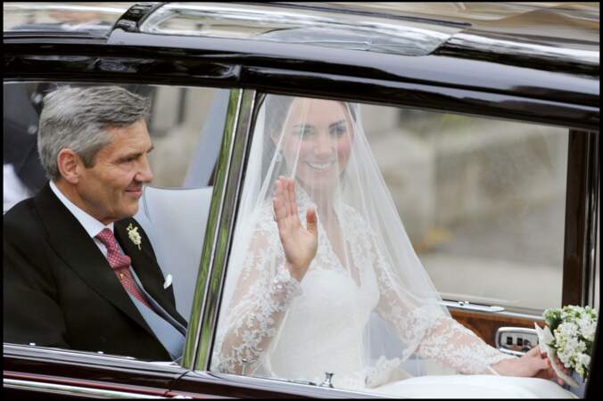 Kate Middleton lors de son mariage avec le prince William le 29 avril 2011, dans une Rolls-Royce Phantom VI 