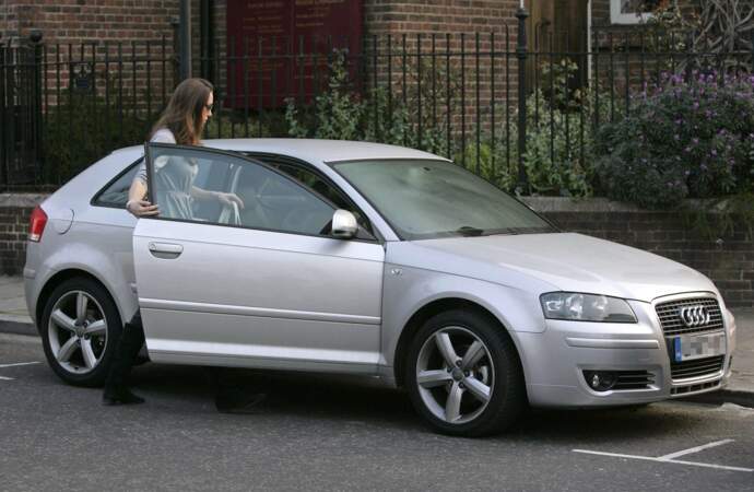 Kate Middleton quitte son domicile de Londres au volant de sa nouvelle Audi A3, le 28 mars 2007