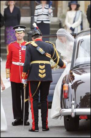 Kate Middleton descend d'une Rolls-Royce Phantom VI 