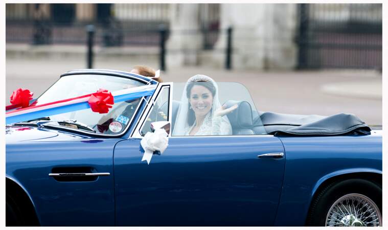 Kate Middleton et le prince William quittent le palais de Buckingham en Aston Martin DB6 Volante, après la réception pour leur mariage, le 29 avril 2011