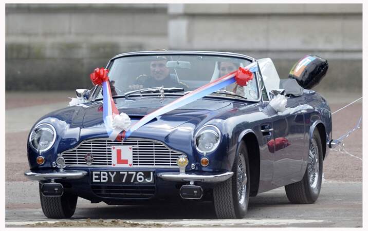 Kate Middleton et le prince William dans une Aston Martin DB6 Volante le jour de leur mariage, le 19 avril 2011