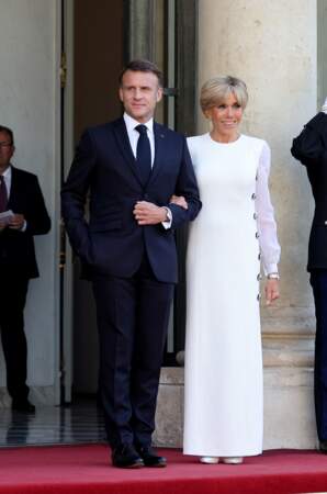 Brigitte Macron en longue robe blanche aux côtés d'Emmanuel Macron lors du dîner d'État en l'honneur du président des États-Unis Joe Biden et sa femme Jill Biden, au palais de l'Elysée à Paris, le 8 juin 2024