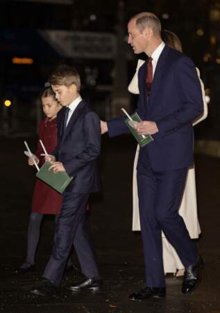 Au concert de Noël à l'abbaye de Westminster à Londres, père et fils font preuve d'élégance en costumes bien taillés
