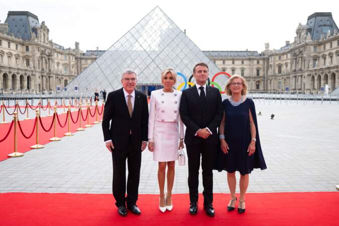 Brigitte Macron en tailleur Louis Vuitton lors du dîner organisé par le Comité Olympique International au sein de la Pyramide du Louvre, le jeudi 25 juillet 2024