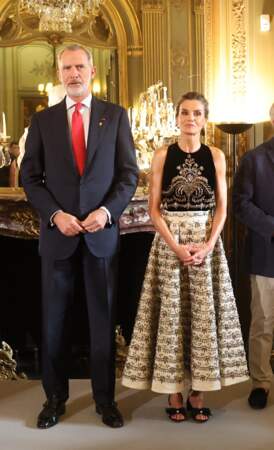 La reine Letizia d'Espagne en total look Dior aux côté de du roi Felipe VI lors de la réception de l'équipe olympique espagnole à l'ambassade d'Espagne à Paris, à l'occasion des Jeux Olympiques Paris 2024, le 25 juillet 2024