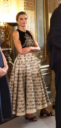 La reine Letizia d'Espagne en top et jupe Dior lors de la réception de l'équipe olympique espagnole à l'ambassade d'Espagne à Paris, à l'occasion des Jeux Olympiques Paris 2024, le 25 juillet 2024