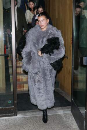Hailey Bieber en manteau de fourrure gris à Aspen
