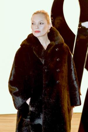 Kate Moss sur le photocall du défilé Saint Laurent collection femme automne/hiver 2024-2025