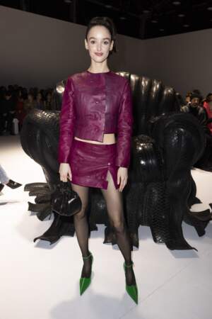 Charlotte Lebon fait sensation dans cet ensemble jupe et veste magenta en cuir au défilé Acne Studios, à l'Observatoire de Paris, le 28 février 2024 