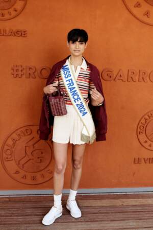 Ève Gilles (Miss France 2024) en mini-jupe, polo et bombers à Roland Garros 2024, le 6 juin 2024