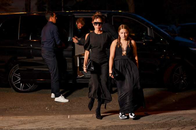 Harper Beckham et sa mère arrivent à l'hôtel La Réserve après le défilé Victoria Beckham lors de la Fashion Week de Paris en septembre 2022 