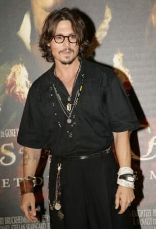 Johnny Depp porte les cheveux longs et ondulés à Paris, le 6 juillet 2006