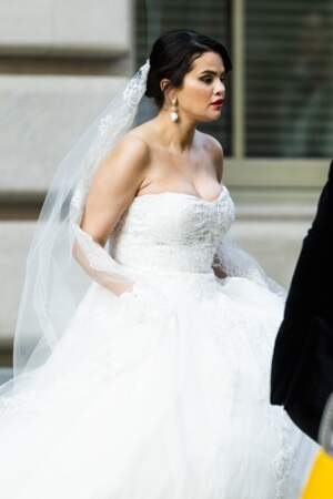 Selena Gomez joue la sobriété avec son chignon bas de mariée 