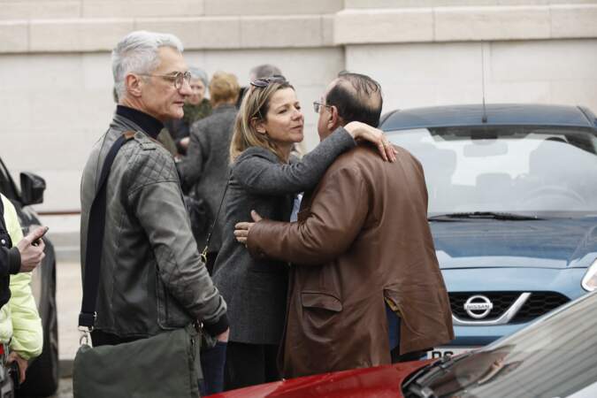 Laure Guibert et Jean-Luc Azoulay ont échangé quelques mots aux obsèques d'Emmanuelle Mottaz au crématorium du Père Lachaise, à Paris, le 23 mars 2023. 