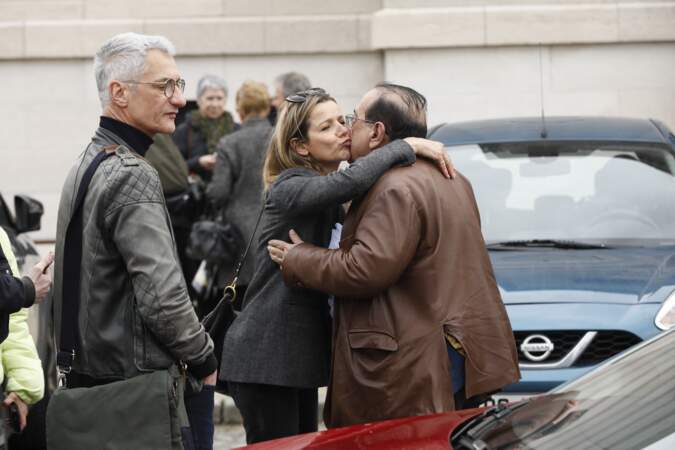 Laure Guibert et Jean-Luc Azoulay réunis au crématorium du Père Lachaise à Paris, pour les obsèques d'Emmanuelle Mottaz, le 23 mars 2023. 